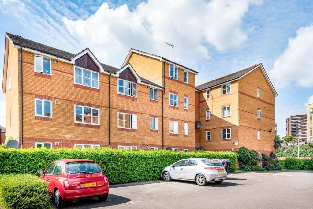 Morden Flat Close To Dlr Station With Free Parking London Luaran gambar